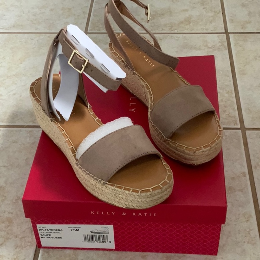 Kelly and Katie platform sandals, NEW NEVER WORN